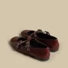 bailarina_granate_doble_h_3.webp NÍCOLI BAILARINA DOBLE HEBILLA< Zapatos