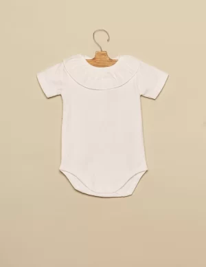 body_cuello_volante_blanc_0.webp NÍCOLI Body cuello volante blanco< Bodies