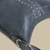 bolso_serraje_azul_tachas_1.webp NÍCOLI BOLSO SERRAJE AZUL TACHAS< Bolsos