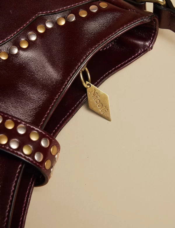 NÍCOLI BOLSO TACHAS MARRÓN< Bolsos