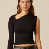 camiseta_asimtrica_negra_0.webp NÍCOLI CAMISETA ASIMéTRICA NEGRA< Camisetas | Tops
