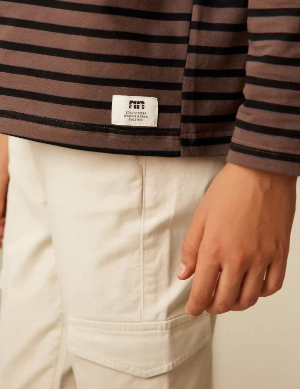 NÍCOLI CAMISETA SOLIDARIA RAYA GRANDE MARRÓN< Camisetas