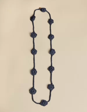 NÍCOLI COLLAR FLOR PUNTO AZUL< Collares | Collares