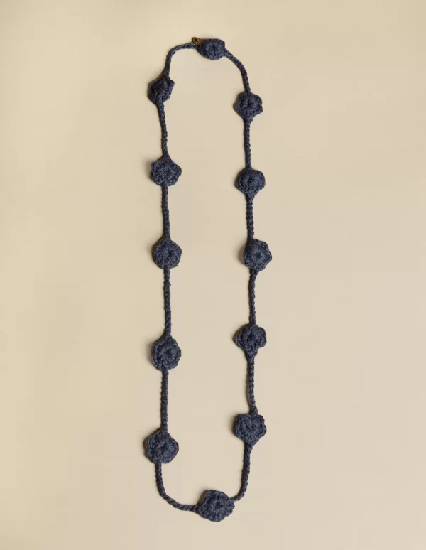 NÍCOLI COLLAR FLOR PUNTO AZUL< Collares | Collares