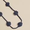 NÍCOLI COLLAR FLOR PUNTO AZUL< Collares | Collares