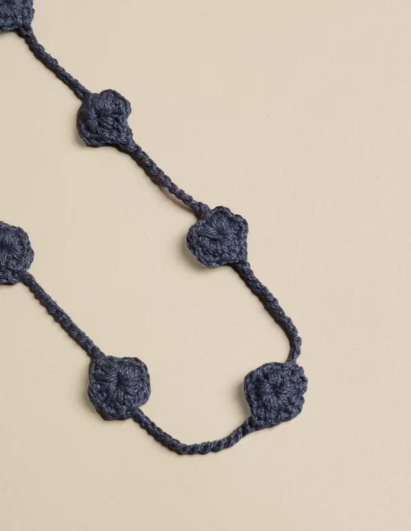NÍCOLI COLLAR FLOR PUNTO AZUL< Collares | Collares