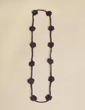 NÍCOLI COLLAR FLOR PUNTO MORA< Collares | Collares
