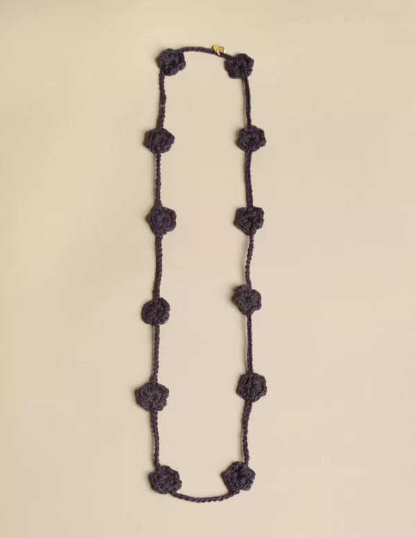 NÍCOLI COLLAR FLOR PUNTO MORA< Collares | Collares