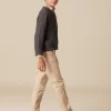 pantaln_chino_largo_arena_1.webp NÍCOLI PANTALÓN CHINO LARGO< Pantalones