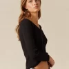 top_cruce_botones_negro_1.webp NÍCOLI TOP CRUCE BOTONES NEGRO< Tops