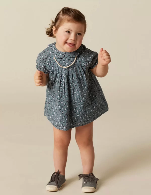 vestido_flor_ramito_azul_2-1.webp NÍCOLI VESTIDO FLOR RAMITO AZUL< Vestidos